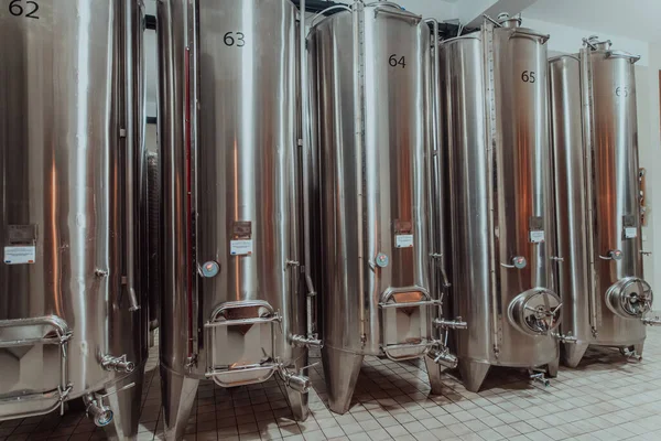 现代葡萄酒酿酒厂和酿酒厂 配有啤酒壶 管和不锈钢罐 — 图库照片