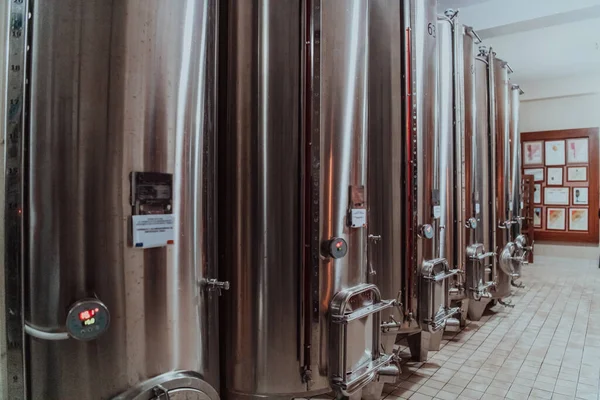 Moderna Destilería Vino Cervecería Con Calderas Cerveza Tuberías Tanques Acero —  Fotos de Stock