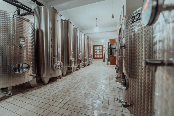 Moderna Destilaria Vinho Cervejaria Com Caldeiras Tubulações Cerveja Tanques Aço — Fotografia de Stock