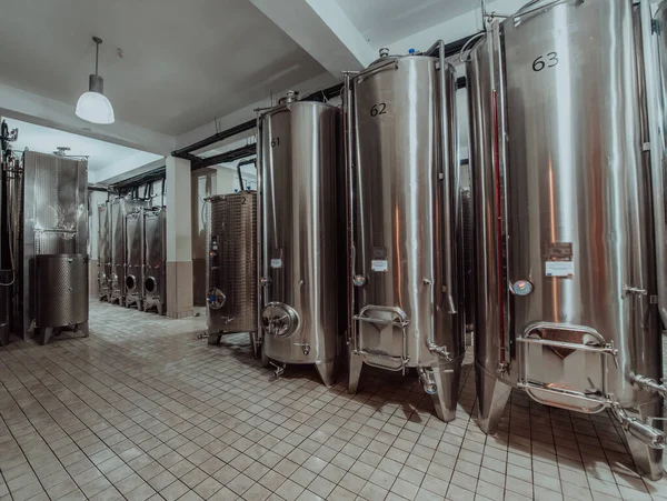近代的なワイン蒸留所と醸造釜のパイプとステンレスタンクを持つ醸造所 — ストック写真