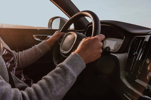 Nahaufnahme Mann Hand Steuer Eines Autos Bei Sonnenuntergang Das Konzept — Stockfoto