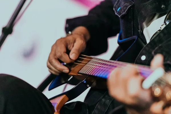 Praticar Violão Jovens Bonitos Tocar Guitarra Foto Alta Qualidade — Fotografia de Stock