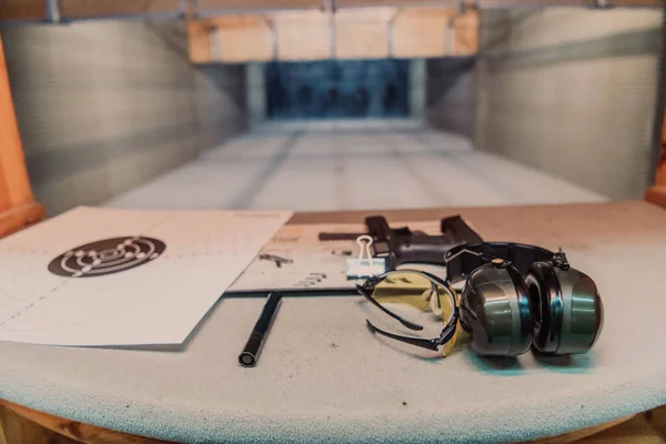 Hedefin Önünde Atış Teçhizatı Modern Bir Atış Poligonunun Masasında Silah — Stok fotoğraf