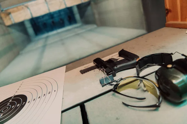 Sprzęt Strzelania Przed Celem Pistolet Gogle Słuchawki Stole Nowoczesnej Strzelnicy — Zdjęcie stockowe