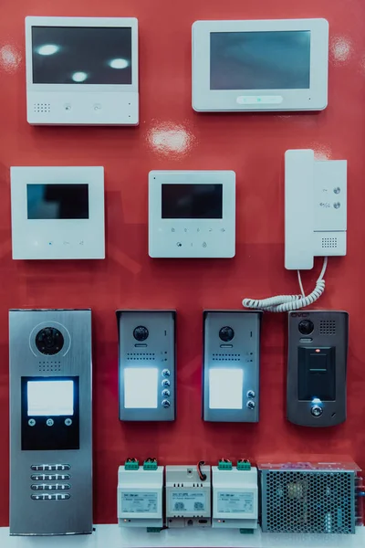 Moderne Winkels Met Apparatuur Voor Het Beschermingsagentschap Beveiligingscamera Intercoms Vele — Stockfoto