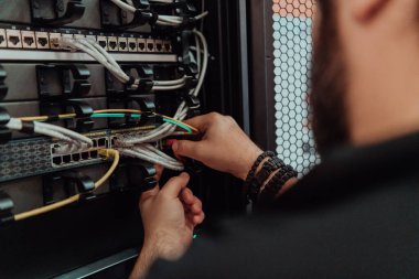 Sunucu odasında ağ kurma teknisyenini kapat . 