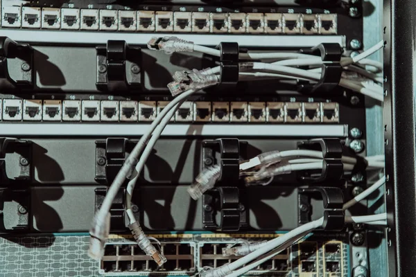 Närbild Tekniker Inrätta Nätverk Serverrummet — Stockfoto