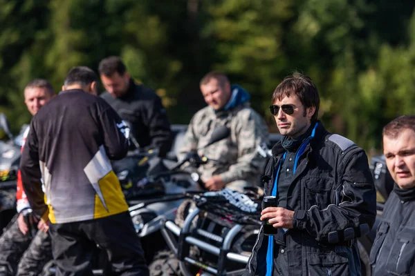 Grupp Män Social Sammankomst Förbereder Sig För Att Cykla Fyrhjuling — Stockfoto