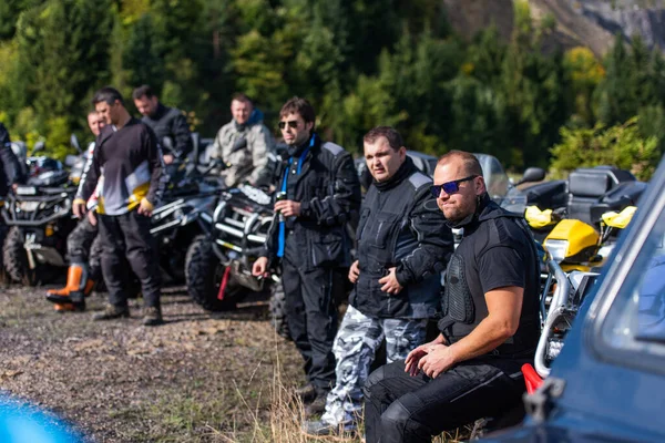 社会的な集まりの男性のグループは Atvクワッドバイクに乗る準備をしています 泥だらけの森の道を四つのAtvで一緒に乗る — ストック写真