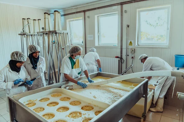 Arab Business Partners Oversee Cheese Production Modern Industry — Stockfoto