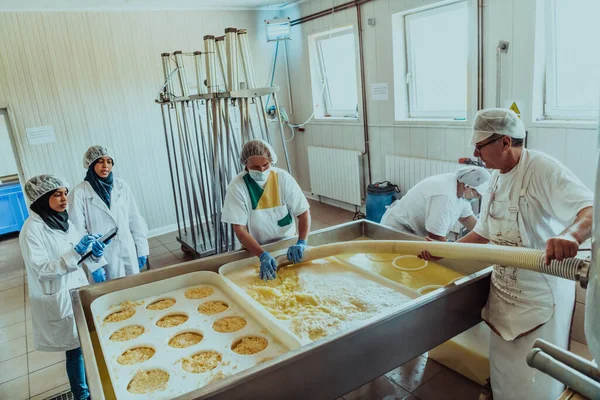 阿拉伯商业伙伴监督现代工业的奶酪生产 — 图库照片