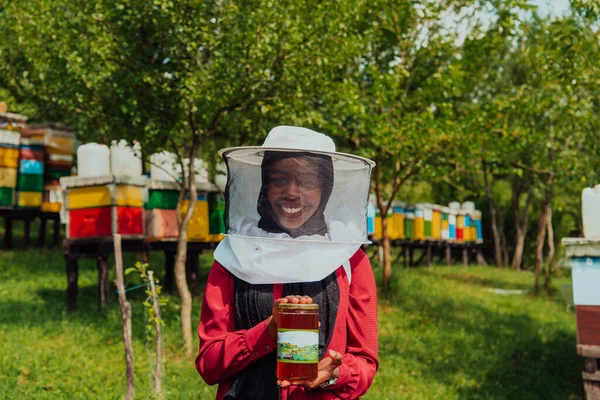 Portret Badaczki Arabskiej Dziale Pszczelarskim Farmie Miodowej Trzymającej Ręku Słoik — Zdjęcie stockowe