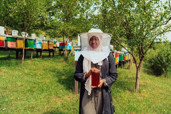 Portret Muzułmańskiej Afroamerykanki Dziale Pszczelarskim Farmie Miodowej Trzymającej Słoik Miodu — Zdjęcie stockowe