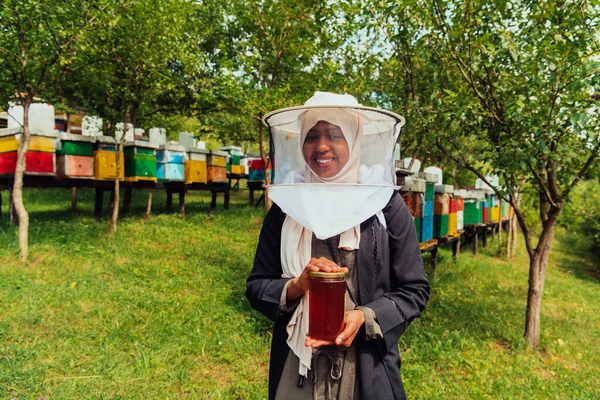 Portrait Muslim African American Woman Beekeeping Department Honey Farm Holding — Stock Photo, Image