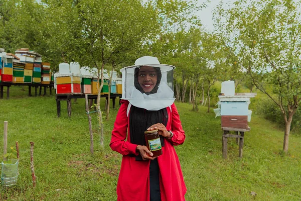 Portrait Muslim African American Woman Beekeeping Department Honey Farm Holding — Zdjęcie stockowe