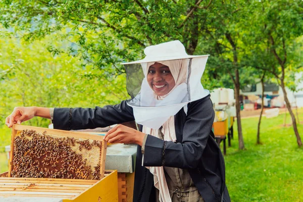 Hijab Arabian Kvinna Kontrollera Kvaliteten Honung Den Stora Gård Där — Stockfoto