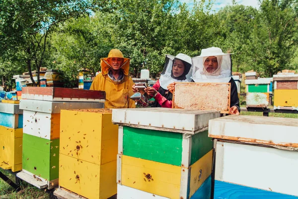 Arab Investors Checking Quality Honey Large Bee Farm Which Have — Zdjęcie stockowe