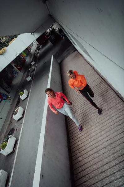 Deux Femmes Tenue Sport Qui Courent Dans Environnement Urbain Moderne — Photo