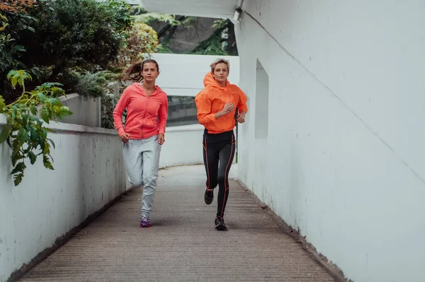 Two Women Sports Clothes Running Modern Urban Environment Concept Sporty — Stockfoto