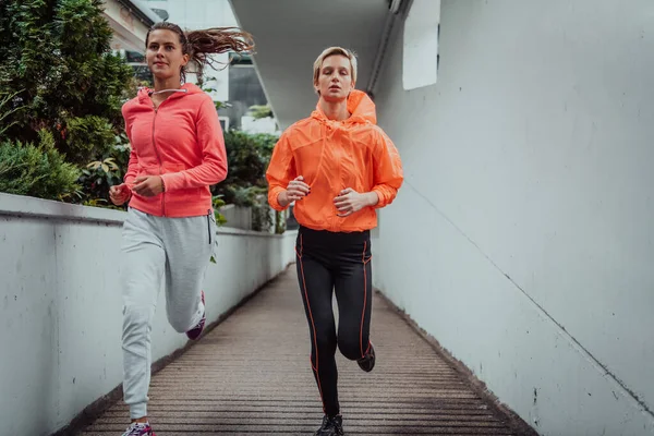 Twee Vrouwen Sportkleding Een Moderne Stedelijke Omgeving Het Concept Van — Stockfoto