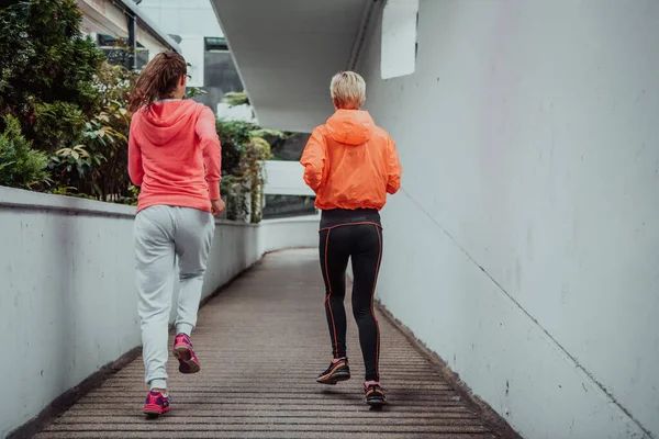 Twee Vrouwen Sportkleding Een Moderne Stedelijke Omgeving Het Concept Van — Stockfoto
