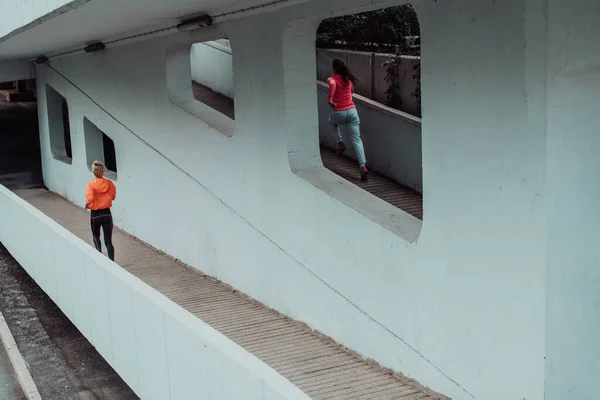 Zwei Frauen Sportkleidung Laufen Einer Modernen Urbanen Umgebung Das Konzept — Stockfoto