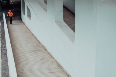 Modern bir şehir ortamında spor elbiseli kadınlar koşuyor. Sportif ve sağlıklı yaşam tarzı kavramı. 