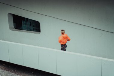 Modern bir şehir ortamında spor elbiseli kadınlar koşuyor. Sportif ve sağlıklı yaşam tarzı kavramı. 