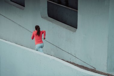 Modern bir şehir ortamında spor elbiseli kadınlar koşuyor. Sportif ve sağlıklı yaşam tarzı kavramı. 