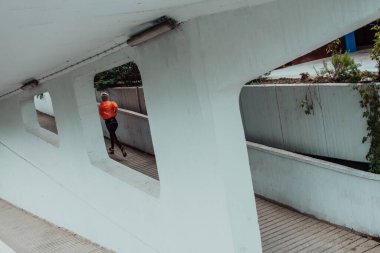Modern bir şehir ortamında spor elbiseli kadınlar koşuyor. Sportif ve sağlıklı yaşam tarzı kavramı. 