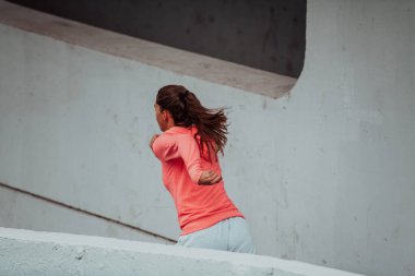 Modern bir şehir ortamında spor elbiseli kadınlar koşuyor. Sportif ve sağlıklı yaşam tarzı kavramı. 