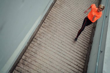 Modern bir şehir ortamında spor kıyafetleriyle dolaşan alametlerin en üst görüntüsü. Sportif ve sağlıklı yaşam tarzı kavramı. 