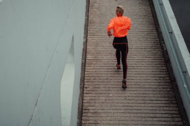 Modern bir şehir ortamında spor kıyafetleriyle dolaşan alametlerin en üst görüntüsü. Sportif ve sağlıklı yaşam tarzı kavramı. 