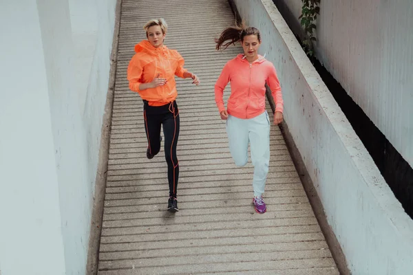 Dua Wanita Dalam Pakaian Olahraga Berjalan Lingkungan Perkotaan Modern Konsep — Stok Foto