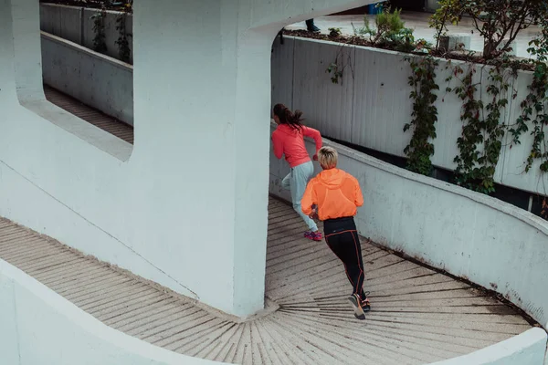 Two Women Sports Clothes Running Modern Urban Environment Concept Sporty — Φωτογραφία Αρχείου
