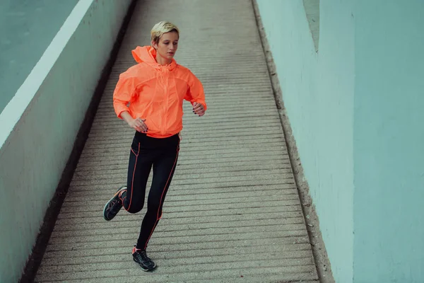 Vrouwen Sportkleding Lopen Een Moderne Stedelijke Omgeving Het Concept Van — Stockfoto