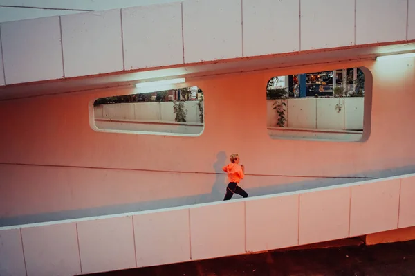 Vrouwen Sportkleding Lopen Een Moderne Stedelijke Omgeving Nachts Het Concept — Stockfoto