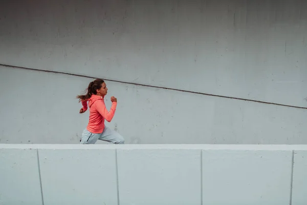 Modern Bir Şehir Ortamında Spor Elbiseli Kadınlar Koşuyor Sportif Sağlıklı — Stok fotoğraf