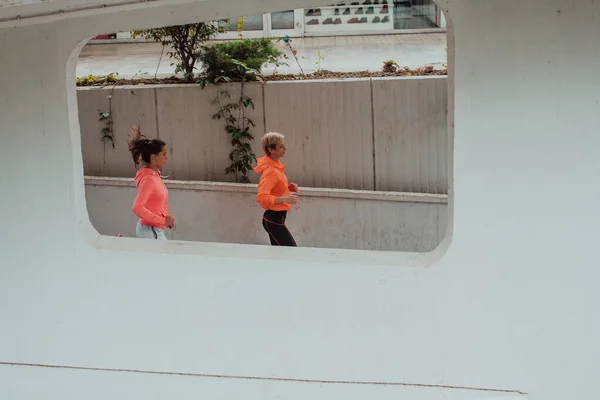 Dos Mujeres Ropa Deportiva Corriendo Entorno Urbano Moderno Concepto Estilo —  Fotos de Stock