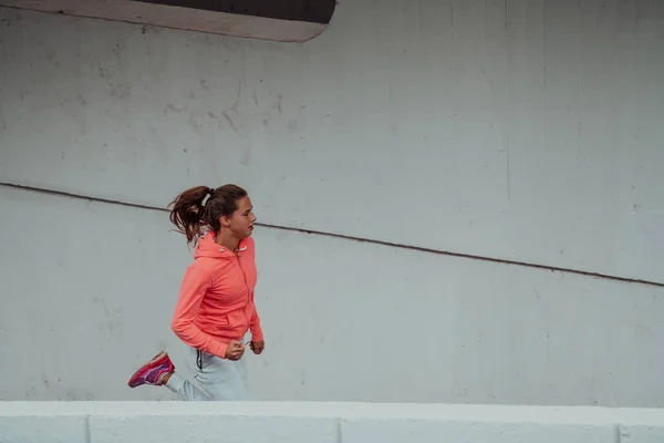 Kobiety Odzieży Sportowej Biegające Nowoczesnym Środowisku Miejskim Koncepcja Sportowego Zdrowego — Zdjęcie stockowe