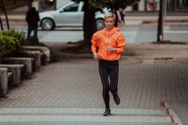 Blondýnka Sportovním Oblečení Běhá Městě Městském Prostředí Sexy Blondýna Udržuje — Stock fotografie