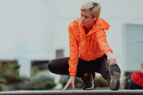 Fit Attractive Woman Sportswear Stretching One Leg Jogging Footpath Outdoor — Zdjęcie stockowe