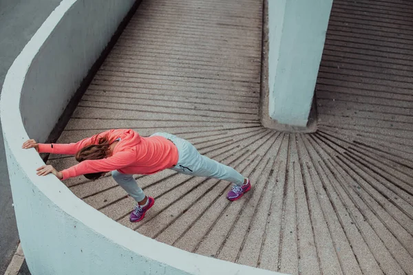 Spor Kıyafetlerinde Koşmadan Önce Esneme Hareketleri Yapan Çekici Bir Kadın — Stok fotoğraf