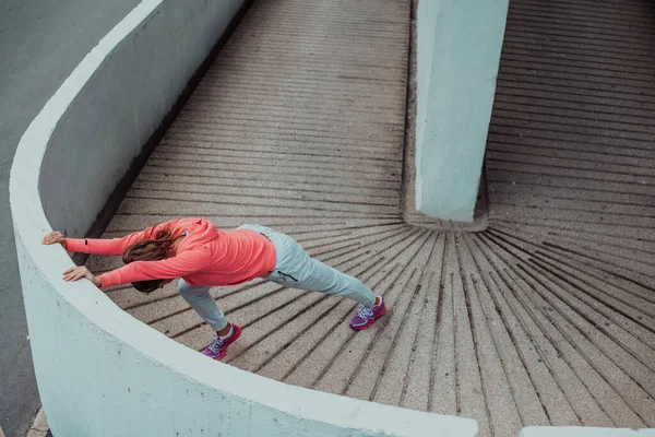 Spor Kıyafetlerinde Koşmadan Önce Esneme Hareketleri Yapan Çekici Bir Kadın — Stok fotoğraf