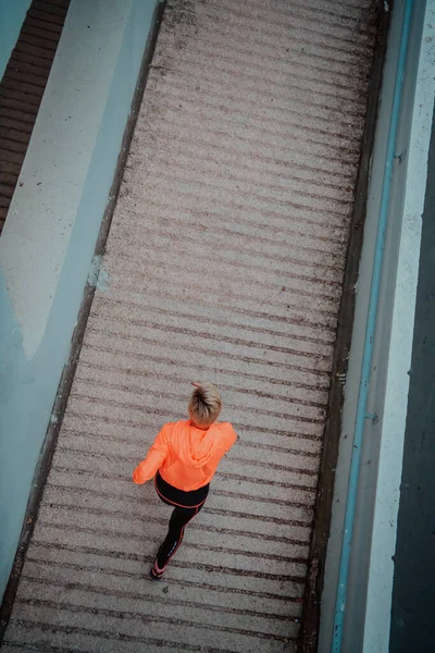 在现代城市环境中跑步运动服装中的预兆照片 运动和健康生活方式的概念 — 图库照片