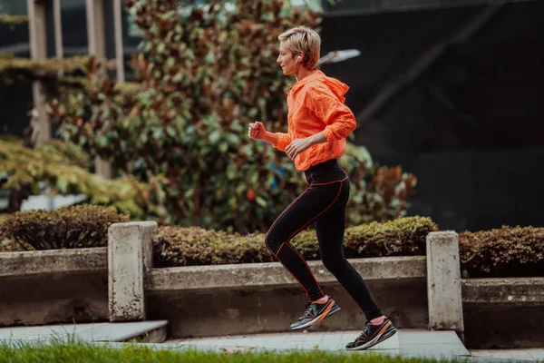 Blonde Sports Outfit Running City Urban Environment Hot Blonde Maintains — Stockfoto