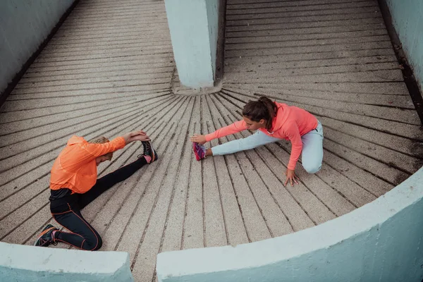 Two Women Warming Together Preparing Morning Run Urban Environment Selective — Φωτογραφία Αρχείου