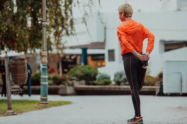 Fit Aantrekkelijke Vrouw Sportkleding Stretching Een Been Voordat Joggen Het — Stockfoto