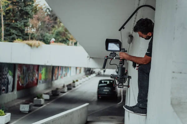 Ein Professioneller Kameramann Mit Ausrüstung Und Stabilisator Rekodiert Zwei Frauen — Stockfoto