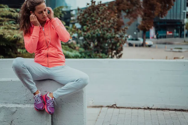 Жінка Спортивному Вбранні Відпочиває Міському Середовищі Після Важкого Ранкового Тренування — стокове фото